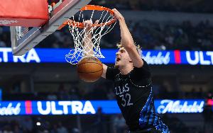 19歲前20+場(chǎng)次：詹姆斯14次第一 弗拉格5次第二 科比4次第三